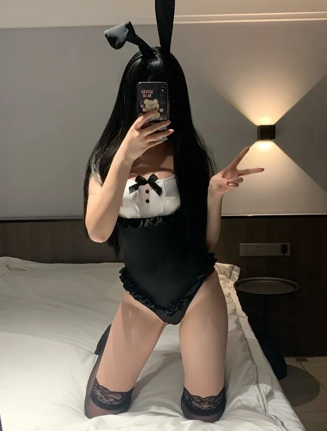 林扣弦写真作品归档与视觉系列整理 林扣弦床铺跪姿黑白兔女郎连体服黑色兔耳黑丝对镜自拍写真