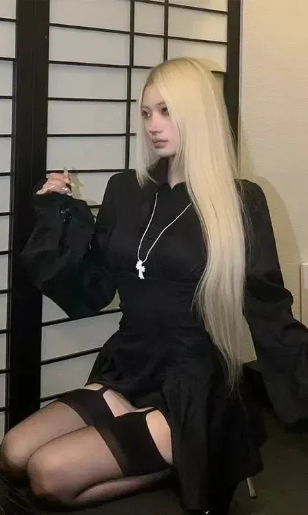 李亦如身穿黑色收腰连衣裙跪坐于和风推拉门前的室内拍摄