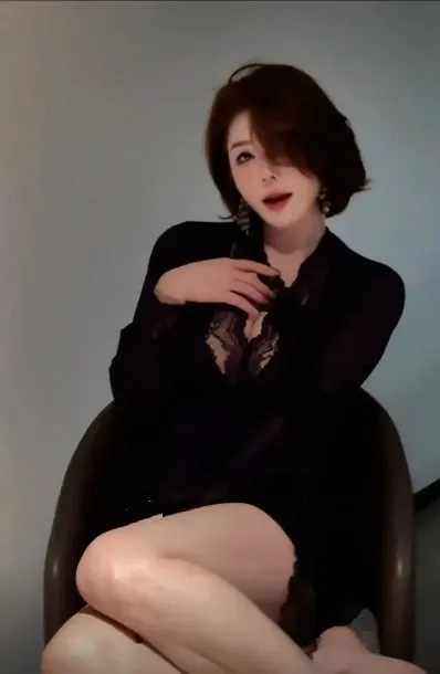 摄影视觉系列归档 穿深色服装坐姿拍摄的写真画面