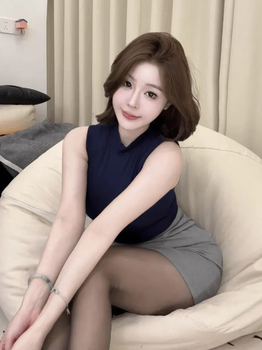 摄影视觉系列归档 坐在沙发上的室内写真照片