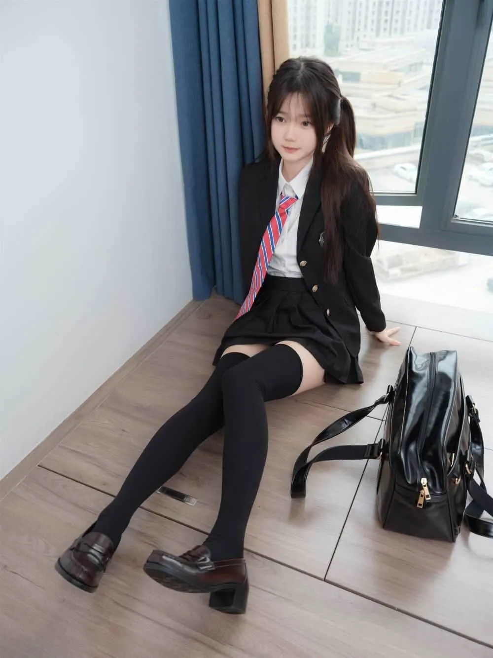 摄影系列与作品线索归档 室内空间中的制服搭配造型照片