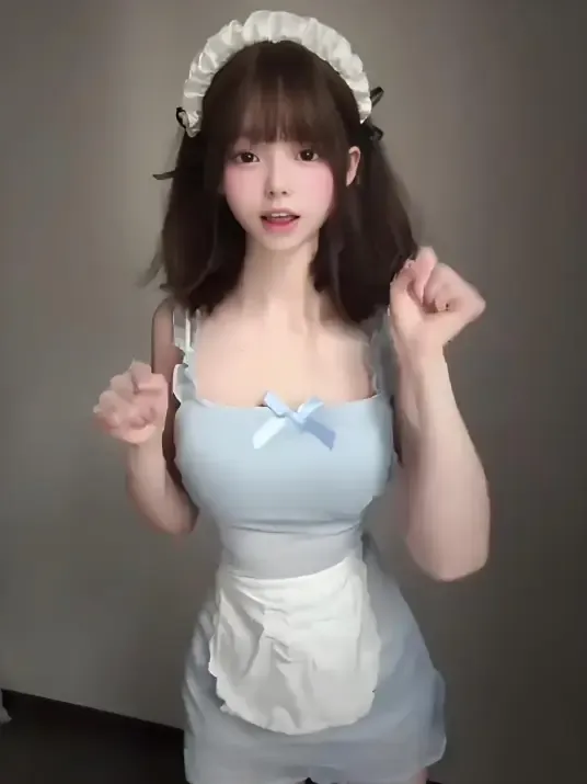摄影系列线索归档 浅色服装搭配白色头饰的室内造型照片