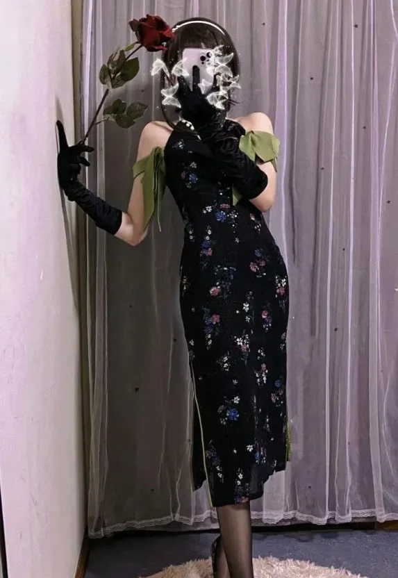 摄影线索阶段性整理｜Cosplay与写真视觉归档 黑色花纹长裙配长手套和红玫瑰的室内镜面全身造型