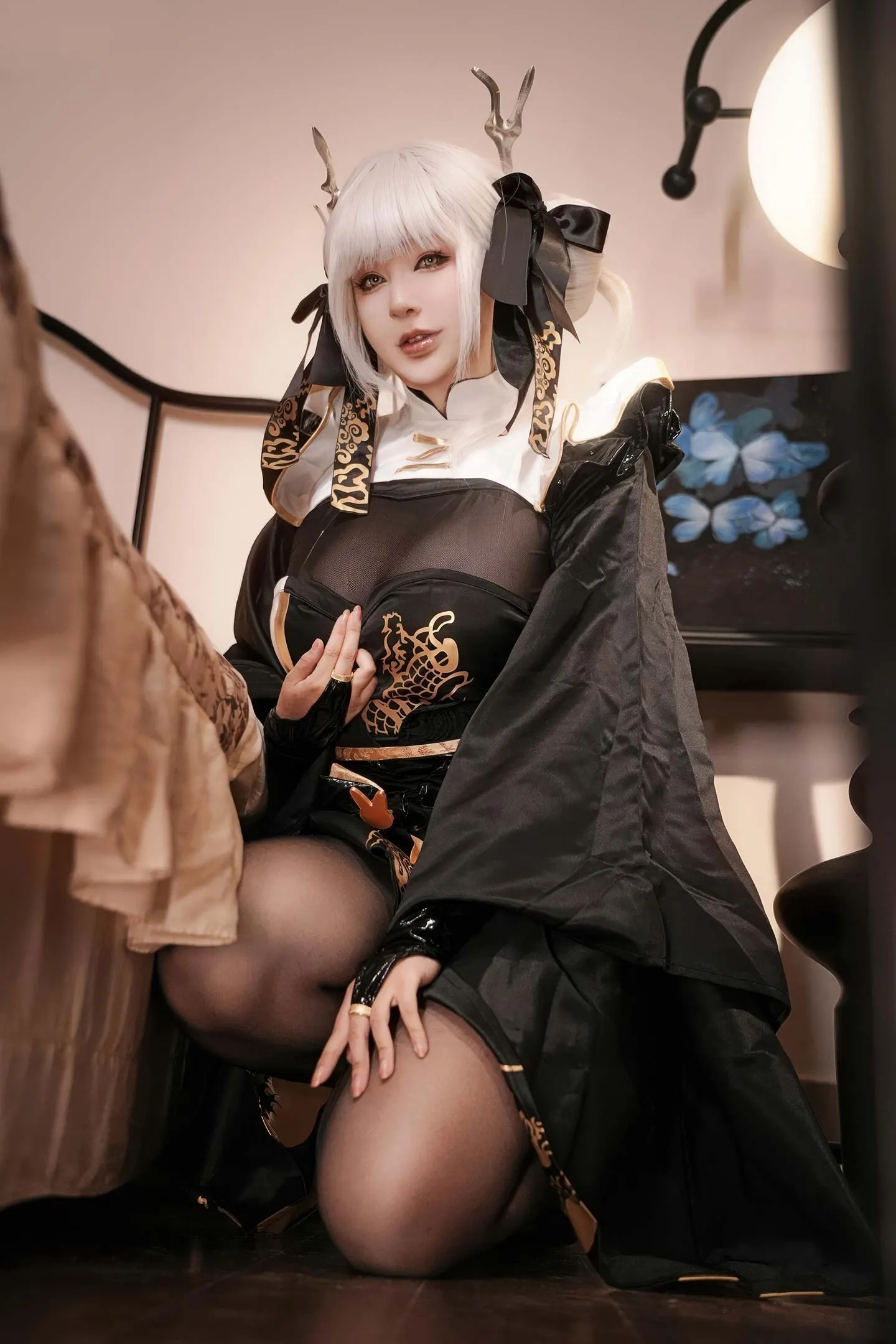 cosplay摄影系列归档｜写真视觉图集导读 黑色幻想风角色造型摄影，金色装饰与室内背景