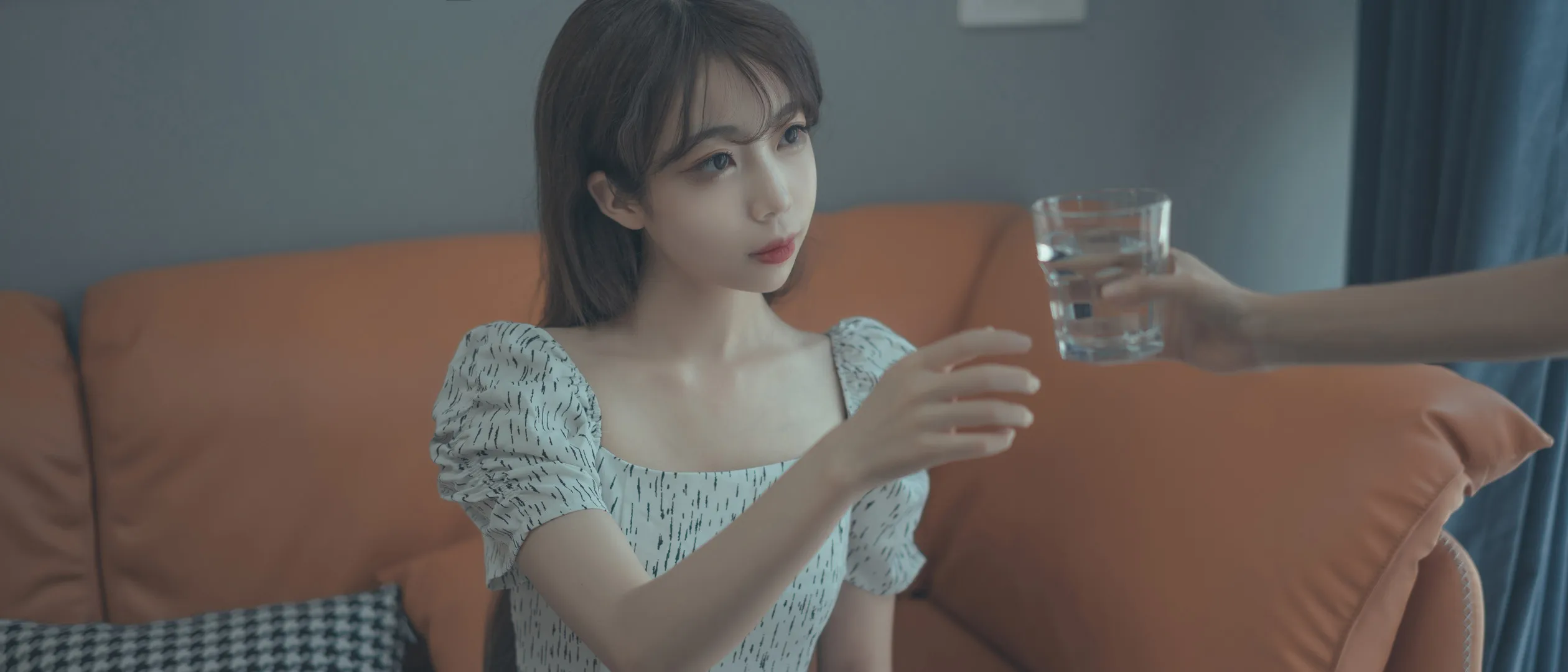 杏仁曲奇写真作品归档与视觉系列整理 杏仁曲奇室内橙色沙发白色方领泡泡袖碎花裙半身写真