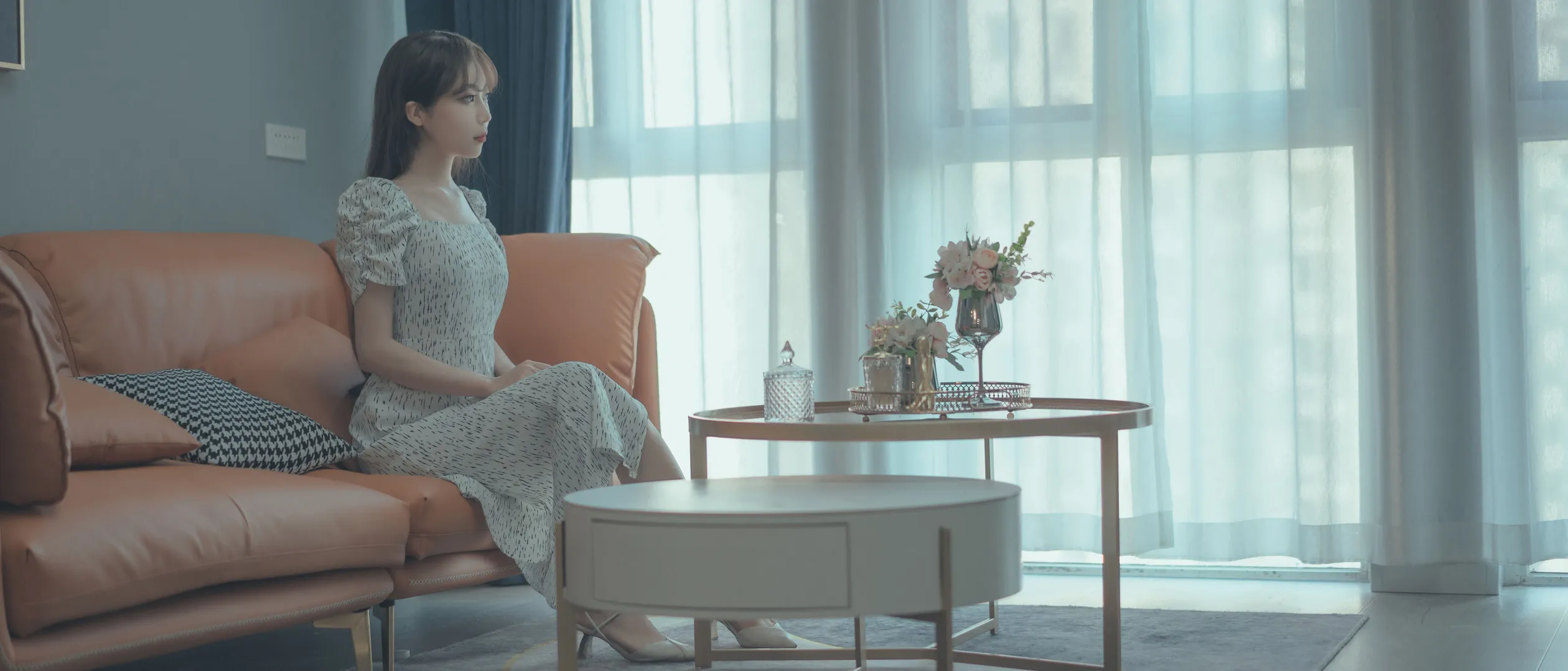杏仁曲奇写真作品归档与视觉系列整理 杏仁曲奇落地窗客厅沙发白色碎花过膝长裙细高跟鞋全景写真