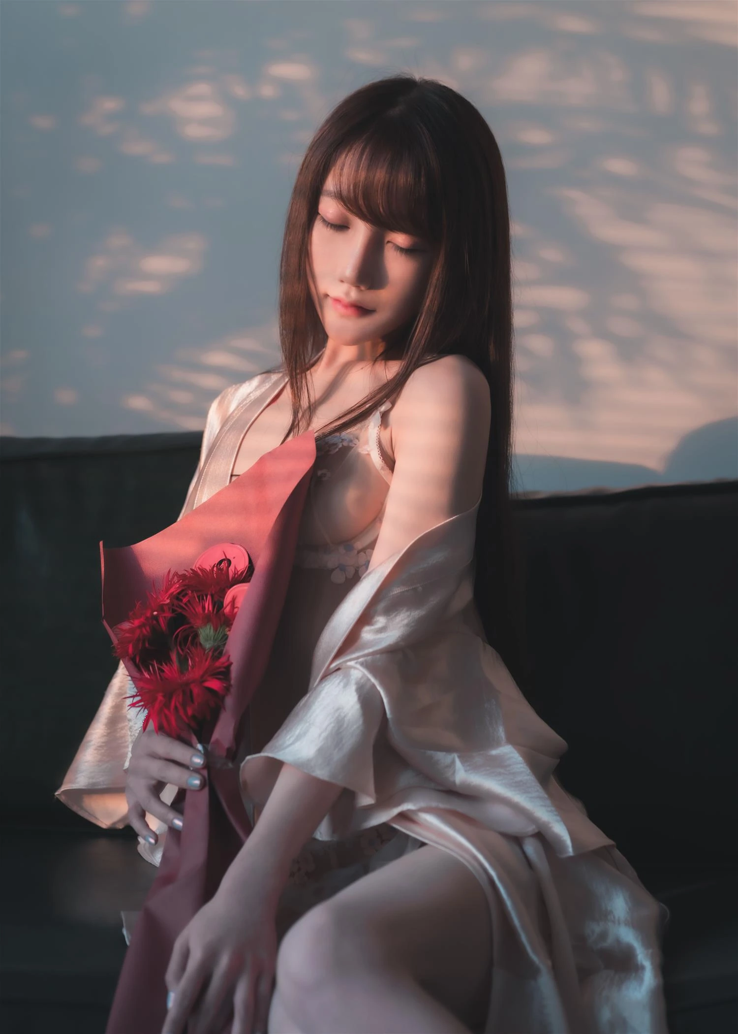 星野咪兔身着浅香槟色开襟丝质晨袍手捧暗红色花束侧坐于暗色沙发