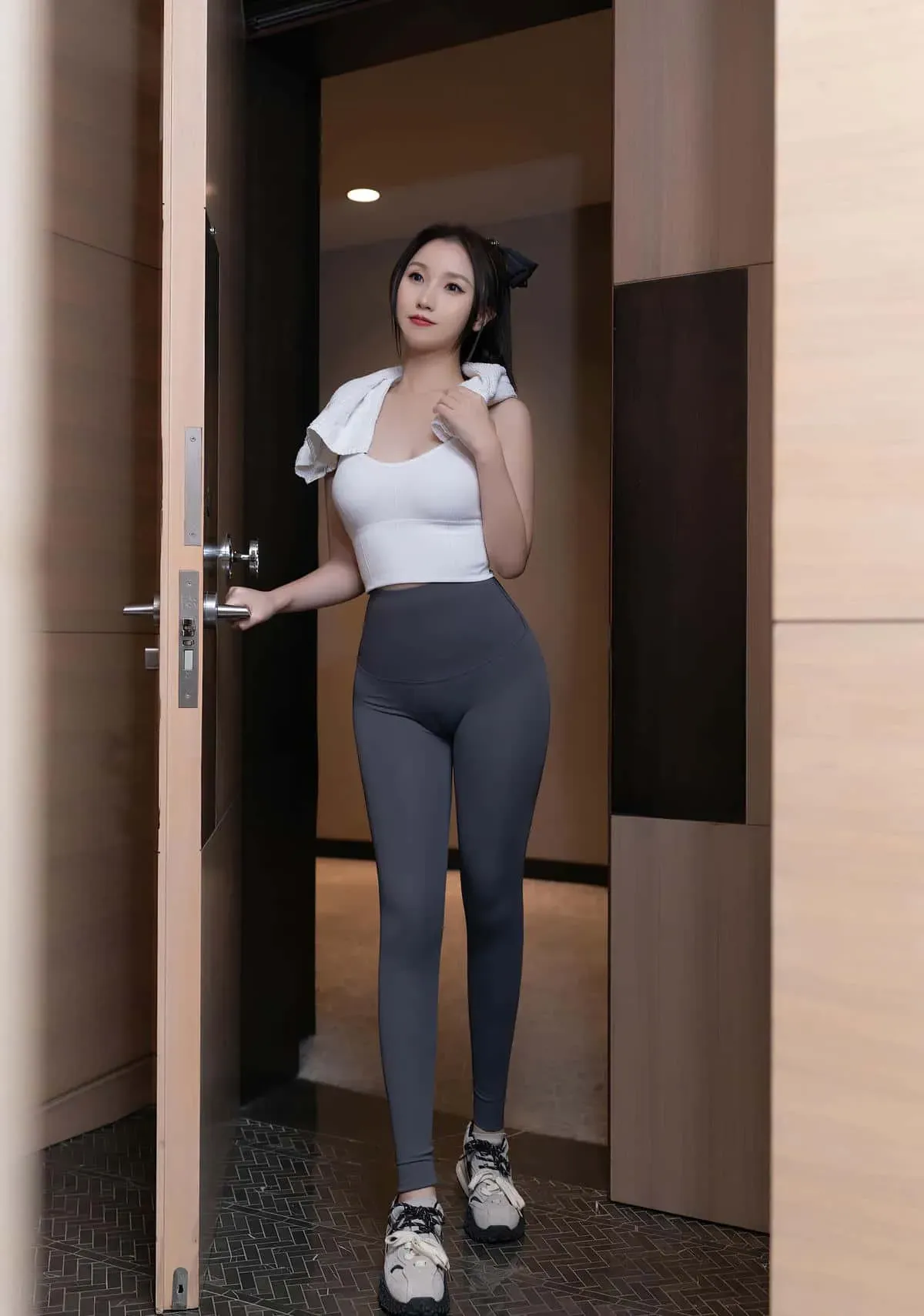 杏子Yada写真作品归档与视觉系列整理 杏子Yada玄关门前白色运动背心深灰高腰瑜伽裤运动鞋写真