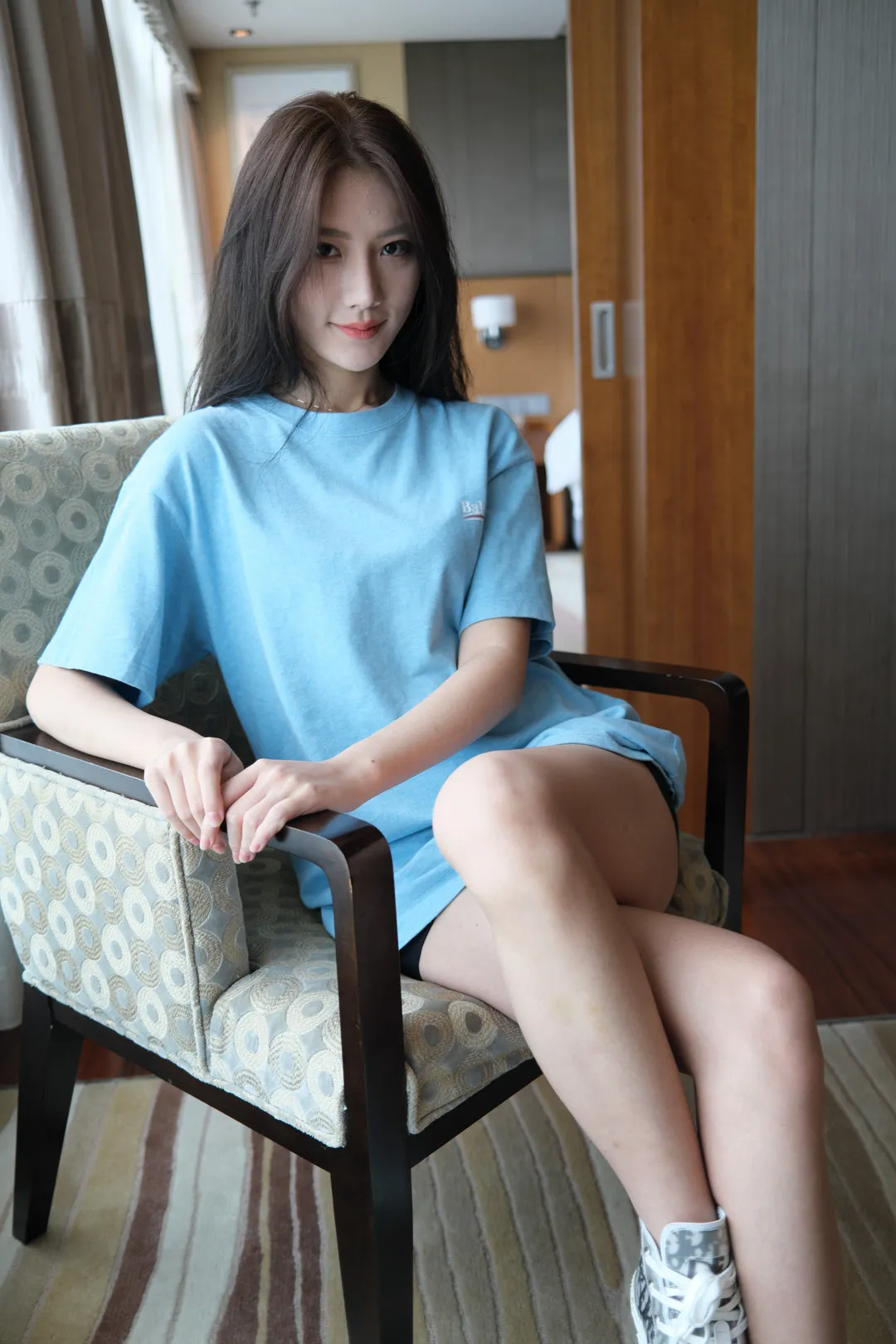 摄影系列线索整理与作品归档 坐在室内座椅上的写真照片