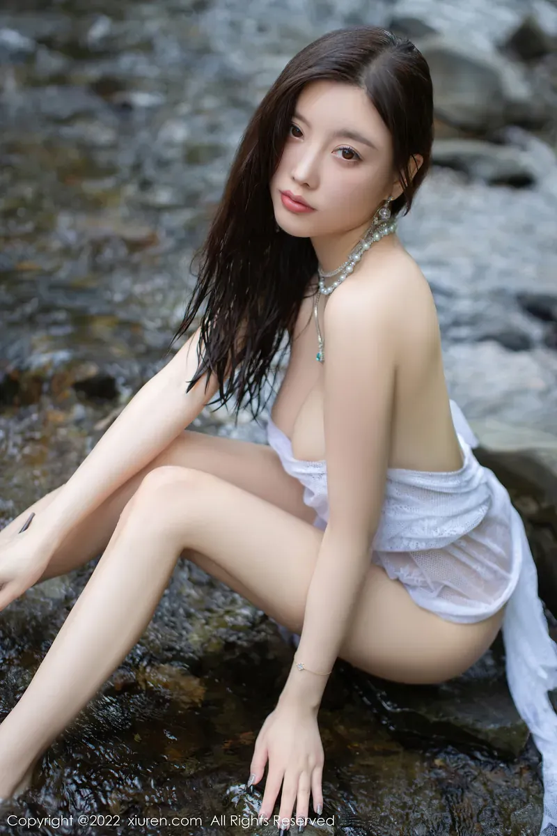杨晨晨写真作品归档与视觉系列整理 杨晨晨山间溪水岩石坐姿白色蕾丝裹胸纱裙珍珠项链写真